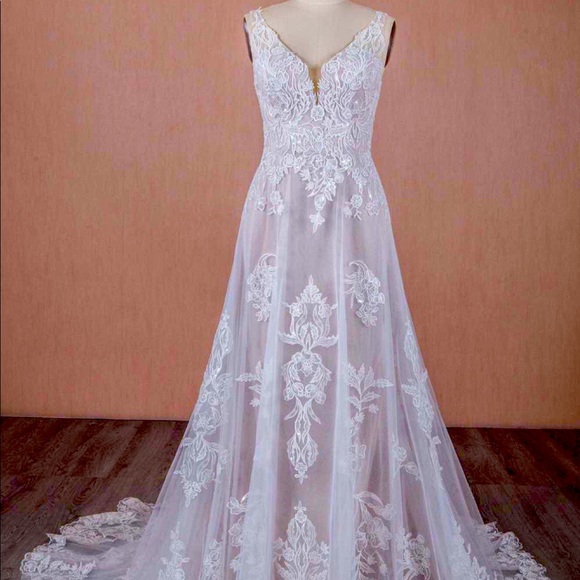 HAS TAG🔆WEDDING DRESS🔆Never Worn Outside of Bridal Salon🔆Plus Size🔆